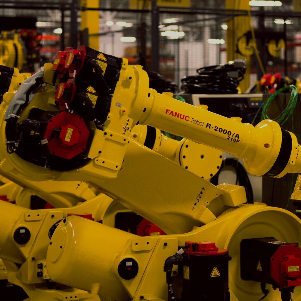 Промышленный робот FANUC на производственной линии