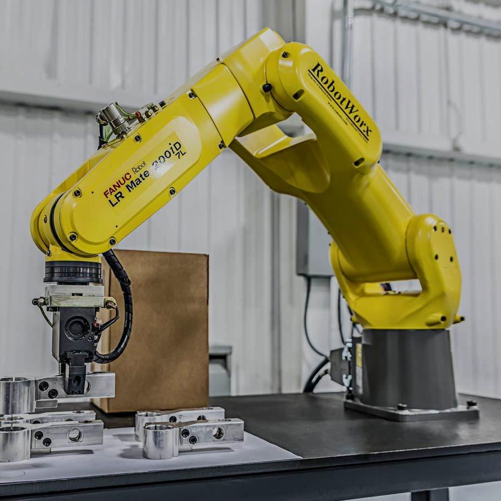 Манипулятор FANUC в роботизированной ячейке