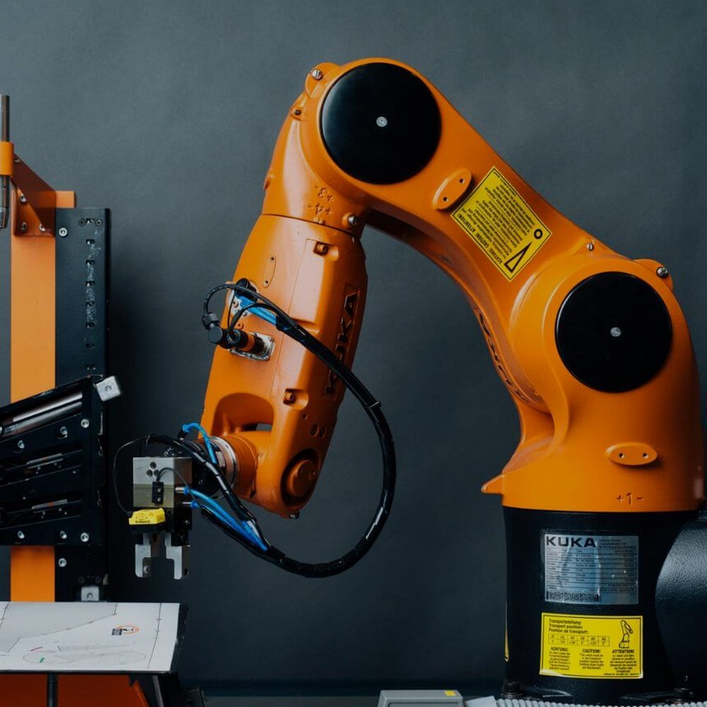 Промышленный робот KUKA на производственной линии