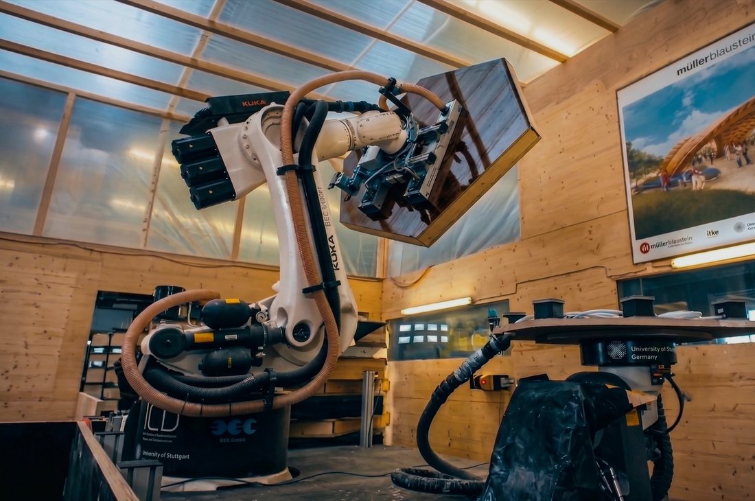 Манипулятор KUKA в роботизированной ячейке