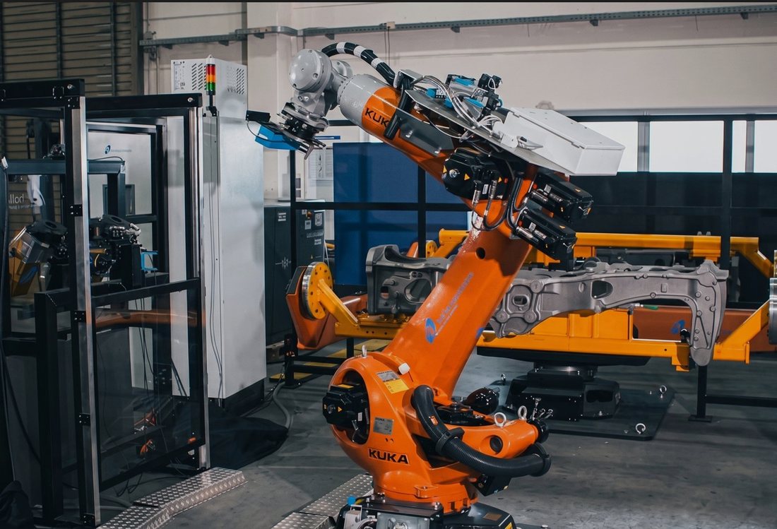 Промышленный робот KUKA крупным планом
