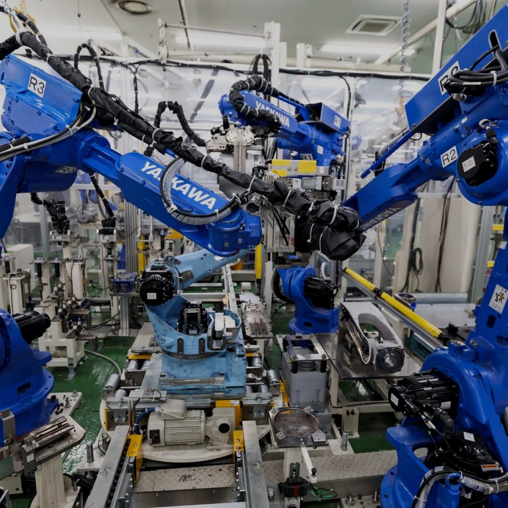 Промышленный робот Yaskawa на производственной линии