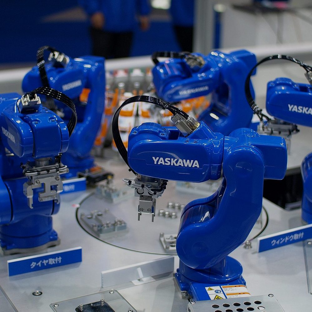 Манипулятор Yaskawa в роботизированной ячейке